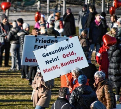 An dem Lichtermarsch durch die Innenstadt haben am Sonntag laut Polizei rund 4000 Menschen teilgenommen. Weil die Veranstalter zu wenig Ordner eingesetzt haben, müssen sie jetzt mit Bußgeldern rechnen.Foto  Schlecker