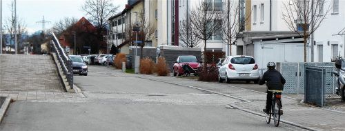 An der Unteren Mangfallstraße gilt seit vergangenem Jahr rechts vor links. Obendrein sind dort Parkbuchten und Bepflanzungen, um das Tempo der Autofahrer zu drosseln. Foto Riediger