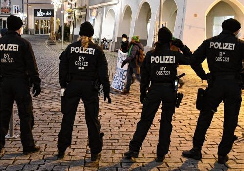 Andreas Kohlbergers (AfD) Aussagen belasten das Verhältnis von Spaziergängern und Polizei Fotos Schlecker, GDP, AfD, privat