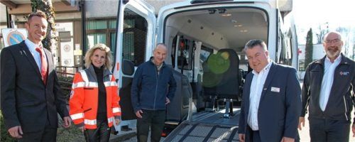 Andreas Maurer erklärt Daniela Ludwig, MdB, Manfred Reißner, Direktor Martin Schmidt und Stefan Müller die Funktionen des neuen Fahrdienstbusses (von links).Foto BRK
