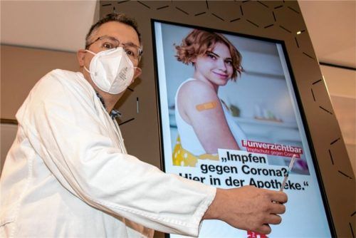 Auch in der Rosenheimer Heilig-Geist-Apotheke von Dominik Simon können sich Interessierte seit heute gegen das Coronavirus impfen lassen. Foto Kirschner