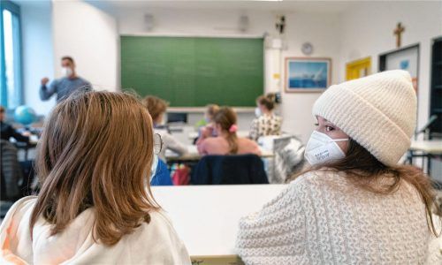 Auch mit Maske höchst willkommen: Präsenzunterricht in Zeiten von Corona ist nach Ansicht vieler Eltern und Schüler besser als noch der beste Distanzunterricht. Foto dpa