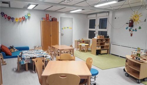 Auch wenn die Container, in der die Kinderkrippe untergebracht ist, von außen nicht so wirken, ist der Gruppenraum ansprechend gestaltet. Fotos Gemeinde