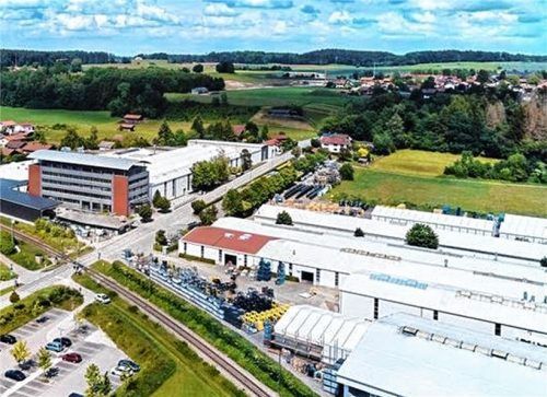 Auf dem Firmengelände in Großhelfendorf werden die Einzelteile zum „Fitness Hub“ zusammengesetzt. Foto Fritzmeier