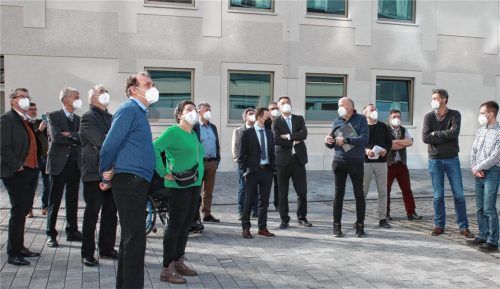 Auf dem Freigelände warfen die Kreisräte einen Blick auf das Bestandsgebäude des Landratsamtes und ließen sichDetails der anstehenden Maßnahmen erklären.Foto : Landratsamt