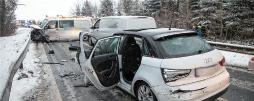 Aufgrund von Schnee und Eis kam eine 19-jährige Audi-Fahrerin bei Matzing auf der Staatsstraße 2096 auf die Gegenfahrbahn und kollidierte mit einem Transporter. Foto Lamminger