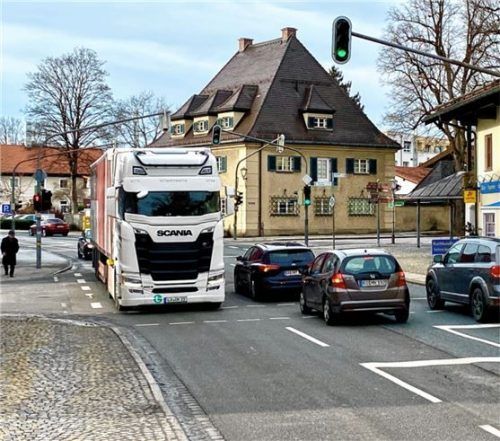 Aus allen Himmelsrichtungen treffen sich Verkehrsadern in der Ortsmitte von Feldkirchen.