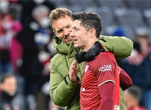 Bayern-Trainer Julian Nagelsmann und Robert Lewandowski wollen am Sonntag ihren nächsten Sieg einfahren. Vier Leser der OVB-Heimatzeitungen können live dabei sein und verfolgen, ob das gelingt. Foto dpa-Bildfunk Peter Kneffel