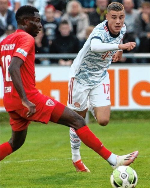 Bayerns Gabriel Vidovic, hier gegen Buchbachs Daniel Muteba, ist mit einem Wert von zwei Millionen wertvollster Spieler der Regionalliga Bayern.Foto Michael Buchholz
