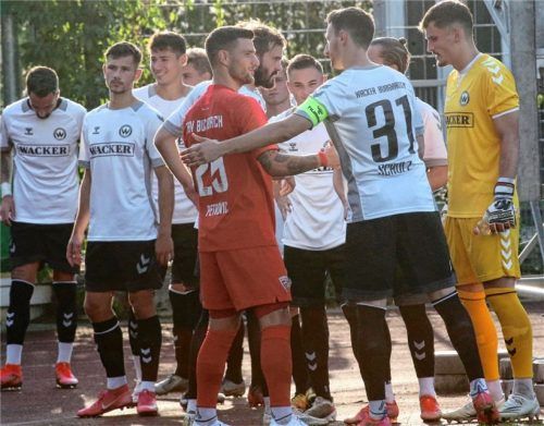 Begrüßung der Kapitäne Christoph Schulz und Aleksandro Petrovic vor dem letzten Derby am 13. August in der Wacker-Arena. Am Sonntag um 14 Uhr kommt es in Buchbach zur Neuauflage. Foto Michael Buchholz