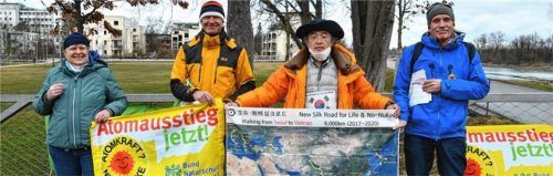 Bei dem Besuch in Rosenheim mit dem Bund Naturschutz: (von links) Ursula Fees, Rainer Auer, Won-Young Lee und Steffen Storandt. Foto Schlecker