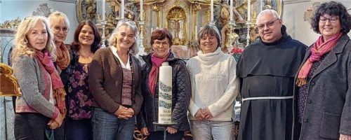 Bei den Neuwahlen in der Kirche Sankt Nikolaus waren (von links) Ingrid Rieplhuber, Lisa Summerer, Margarethe Hell, Irmi Parzinger, Irmi Heinrichsberger, Steffi Schröder, Pater Paul Kusiak und Sabine Kailer anwesend.Foto re