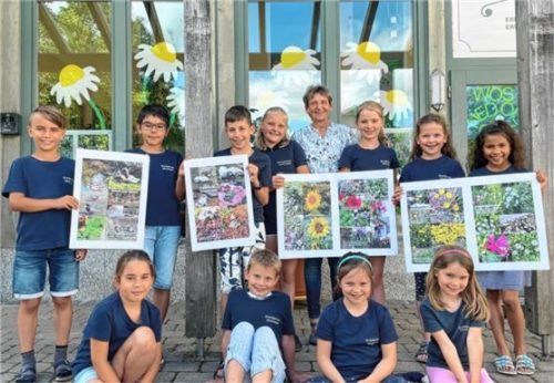 Bei der Ausstellung „Vielfalt in der Schulumgebung“ wählte Rektorin Marianne Kelnberger mit ihren Kollegen aus über 400 eingereichten Schülerfotos die schönsten aus.