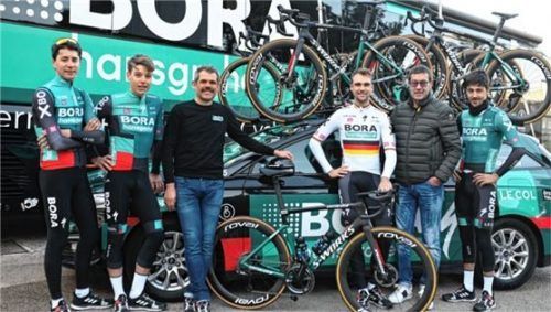 Bei der Vertragsverlängerung auf Mallorca: Cian Uijtdebroeks, Luis Lührs, Ralph Denk, Max Schachmann, Willi Bonke und Emanuel Buchmann. Foto Bora-hansgrohe