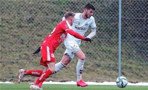 Bei seinem ersten Einsatz nach seiner Rückkehr: Stürmer Andrija Bosnjak (rechts). Foto Christian Butzhammer