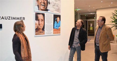 Beim gemeinsamen Gang durch die Ausstellung: (von links) VHS-Leiterin Ulrike Sinzinger, Stadtmarketing-Chef ChristianPoitsch und Besucher Günter Lodes. Foto Sedlbauer