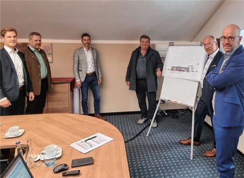 Beim Jahresgespräch im RSA Bankhaus: (von links) Prokurist Andreas Thalmeier, Bürgermeister Sebastian Linner (Rechtmehring), Thomas Weber (Soyen), Rudolf Schreyer (Albaching), Vorstand Alfred Pongratz und Vorstandssprecher Thomas Rinberger nach dem Jahresgespräch im Bankhaus RSA.Foto Mittermair