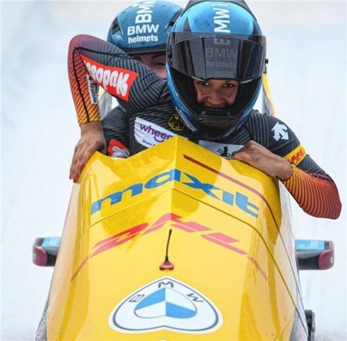 „Beim Rest vertraue ich Mariama“: Alexandra Burghardt schiebt den Bob von Pilotin Jamanka an.Foto DPA/Robert Michael