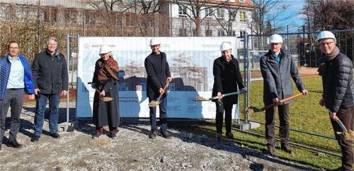 Beim symbolischen Spatenstich für die Prinzregentenschule waren (von links) Markus Pletschacher, Amtsleiter für Zentrales Gebäudemanagement (ZGM); Frank Leistner, Amtsleiter für Schulen, Kinderbetreuung und Sport; Irmi Lochner, Vinzentiusverein Rosenheim; Oberbürgermeister Andreas März; Schulleiterin Helga Wagner; Andreas Hack, Projektverantwortlicher ZGM und Stefan Hassenzahl, von MHH-Architekten, anwesend. Foto Stadt Rosenheim