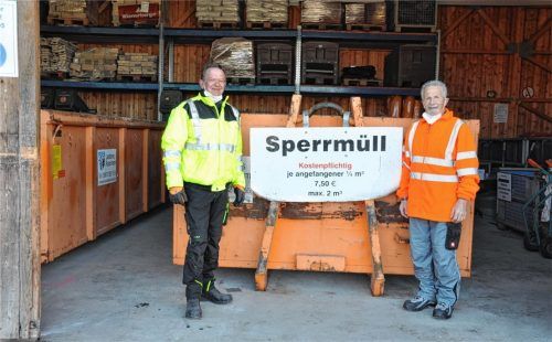 Bekommen bald eine größere Wirkungsstätte: Die Wertstoffhof-Mitarbeiter Andreas Kutzke (links) und Ernst Ostermeier. Foto Merk