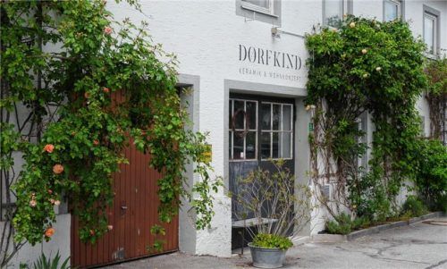 Belebt die Dorfmitte: Der Keramikladen in einer der ehemaligen Garagen des Klosterhofs.