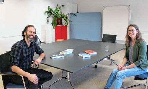 Benjamin Grünbichler und Bettina Sölch im Dialog. Auf dem Tisch liegen die Bücher aus der Literaturliste. Foto Schroeder