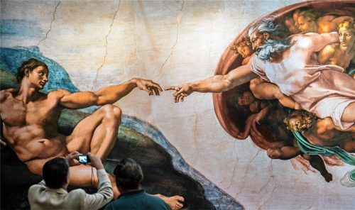 Besucher machen Bilder einer Reproduktion des Gemäldes „Die Erschaffung Adams“ von Michelangelo. Foto dpa