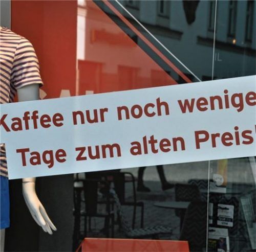 Bis vor wenigen Tagen warben Röstereien mit dem alten Preis, wie hier Tchibo in Rosenheim Foto Schlecker