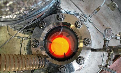 Blick in den Reaktor der Holzvergasungsanlage: Bei rund 1000 Grad entweichen aus Holz energiereiche Gase. Übrig bleibt nur Asche. Foto Kirschner