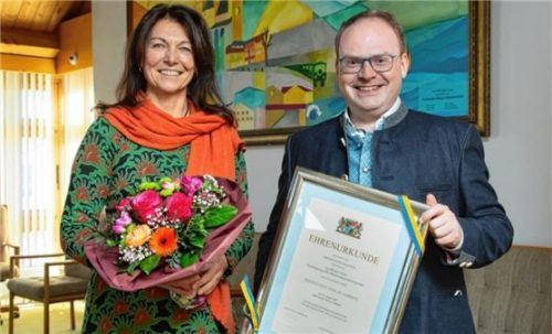Bürgermeister Andreas Friedrich überreichte Petra Stoib Blumen und eine Ehrenurkunde zum 40. Jubiläum im öffentlichen Dienst. Foto Berger