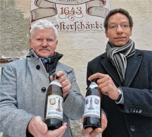 Bürgermeister Erwin Baumgartner (links) mit einem Original-Export aus den 80er-Jahren, Bernhard Altmann mit einer Neuauflage des Export-Biers. Foto Josef Enzinger