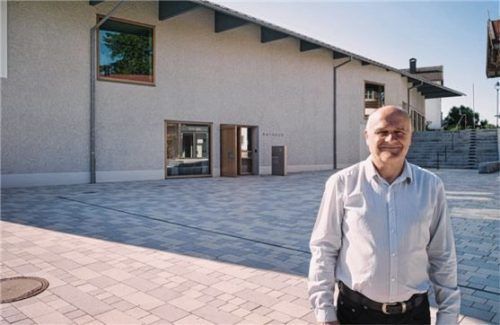 Bürgermeister Thomas Stark freut sich über die Auszeichnungen für das Rathaus.