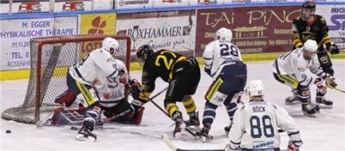 Chance für Bad Aibling im Spiel gegen Pfronten durch Michael Appl (Nummer 27). Foto Stefan Hadersbeck