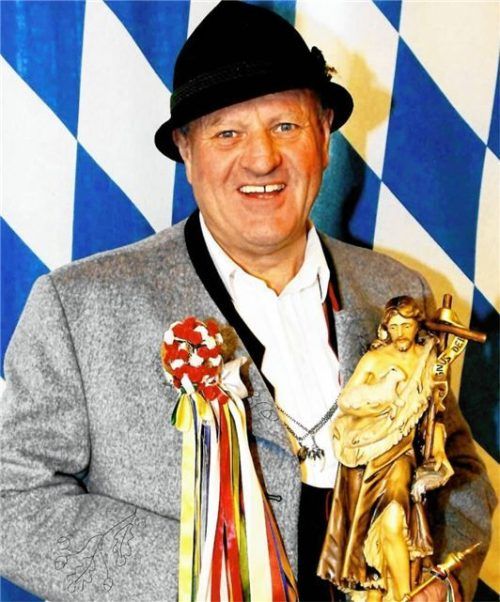 Christian Glas (zu seiner aktiven Zeit) mit dem für einen Hochzeitlader typischen „Hoazat-Stecka“. Die Farben der Bänder stehen unter anderem für Liebe (rot), Hoffnung (grün), Treue (blau) und Unschuld (weiß). Die Figur in der linken Hand zeigt Johannes der Täufer, den Schutzpatron der Hochzeitlader. Foto Privat-Archiv