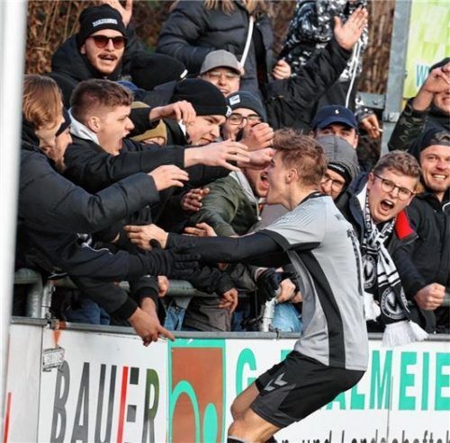 Christoph Maier bejubelt seinen Treffer zum 3:1 mit den Burghauser Fans.Foto Christian Butzhammer