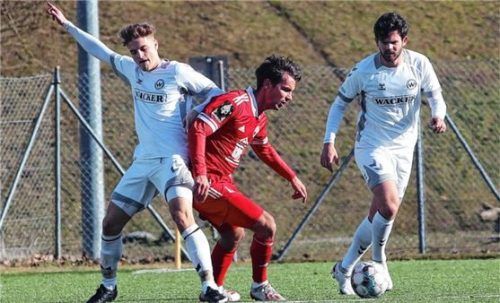 Christoph Maier (links) und Sammy Ammari stellen hier einen Donaustauf-Akteur.Foto Christian Butzhammer
