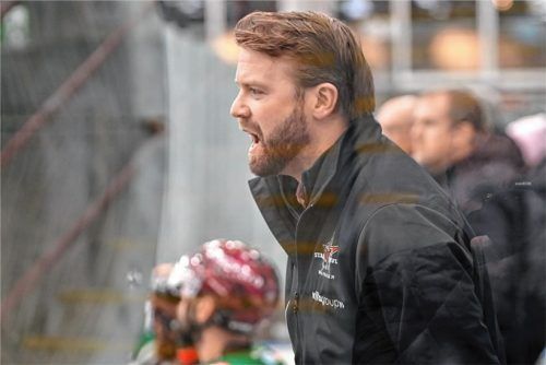 Curtis Leinweber, beim Heimsieg gegen Weiden noch als zusätzlicher Motivator auf der Trainerbank, kehrt am morgigen Sonntag beim Spiel in Memmingen wieder ins Rosenheimer Team zurück. Foto Hans-Jürgen Ziegler
