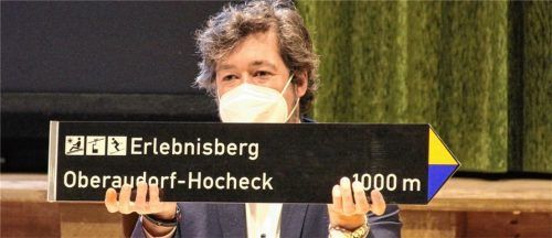 Da geht es lang: Bürgermeister Dr. Matthias Bernhardt stellte dem Ausschuss für Dorfentwicklung die neuen Wegweiser vor. Foto Schmidt