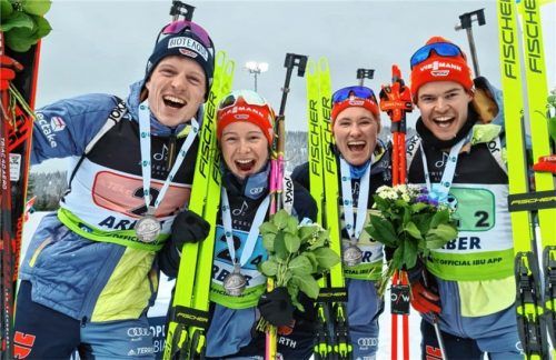 Da war der Jubel riesig: Über EM-Silber freute sich die Mixed-Staffel mit (von links) Lucas Fratzscher, Sophia Schneider, Janina Hettich und Philipp Horn. privat