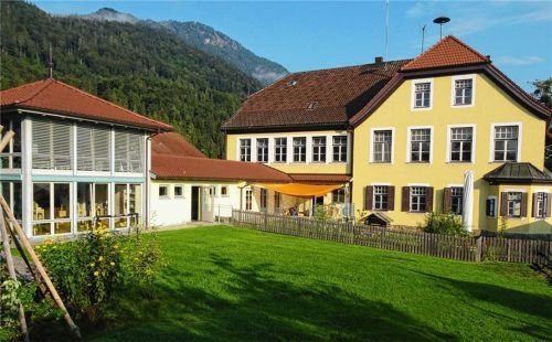 Das einstige Schulgebäude (rechts) wird nach über 100 Jahren umgebaut. Der Kita-Betrieb (links) soll dabei möglichst wenig gestört werden. Foto Schmidt