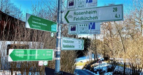 Das grün-weiße Wegeleitsystem für Rad- und Wanderwege sorgt für Orientierung.