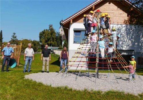 Das Klettergerüst „Spinnennetz“ und auch ein Tunnel wurden vom Förderverein „Kinder in Engelsberg e.V.“ für den Spielplatz des neuen Kindergartens spendiert.