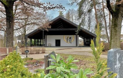 Das Leichenhaus am Friedhof Hinrichssegen ist mit seinen 45 Jahren ganz schön in die Jahre gekommen. Es herrscht akuter Handlungsbedarf. Darüber war sich der Marktgemeinderat in der Juli-Sitzung des vergangenen Jahres einig. Die Folge: Mit deutlicher Mehrheit entschied sich das Kommunalplenum zwar gegen zwei Neubauvarianten, aber für eine General-Sanierung. Das Finanzvolumen beläuft sich dabei auf 958000 Euro einschließlich eines Nebengebäudes für Arbeitsgeräte und einer Einhausung des bisherigen Containerplatzes.