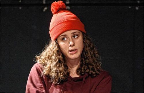 Das „Rotkäppchen“ (Rosalie Schlagheck) auf dem Weg zur Oma hat ein Problem: Ihr ist was dazwischen gekommen. Wie lässt sich das im Nachhinein bloß erklären?Foto  Flamm