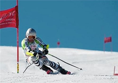 Das sieht professionell aus: Rosenheims Ex-Eishockeystar Mondi Hilger auf der Skipiste. Foto privat