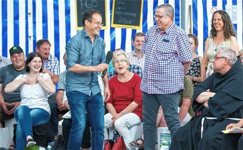 Demokratie-Experte Florian Wenzel (links) bei einer Veranstaltung. In Rosenheim war er als Referent beim Studiengang „Demokratie gestalten“ des Katholischen Bildungswerks zu Gast. Foto Doerthe