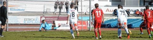 Der 1:1-Ausgleich für 1860 Rosenheim durch einen verwandelten Elfmeter von Tim Kießling. Foto Franz Ruprecht