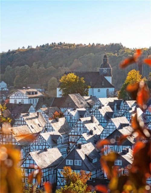 Der „Alte Flecken“ präsentiert sich fotogen zu jeder Jahreszeit. Foto djd/Touristikverband Siegerland-Wittgenstein/Tourismus NRW
