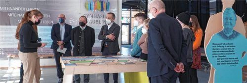 Der Arbeitskreis Nachhaltigkeit mit (von links) der Zwölftklässlerin Lara Grad brachte Professor Dominikus Bücker, stellvertretendem Landrat Josef Huber, Bürgermeister Olaf Kalsperger, Schülern der neunten Jahrgangsstufe und Schuldirektor Dr. Armin Stadler das Thema Klimaschutz näher. Foto sönmez