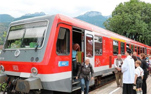 Der Bahnsteig am Aschauer Bahnhof soll angehoben werden und damit barrierefrei gestaltet werden. Denn der Ausstieg aus den Zügen auf den niedrigen Bahnsteig ist für Menschen mit körperlichen Einschränkungen aktuell nur schwer möglich. Foto Rehberg
